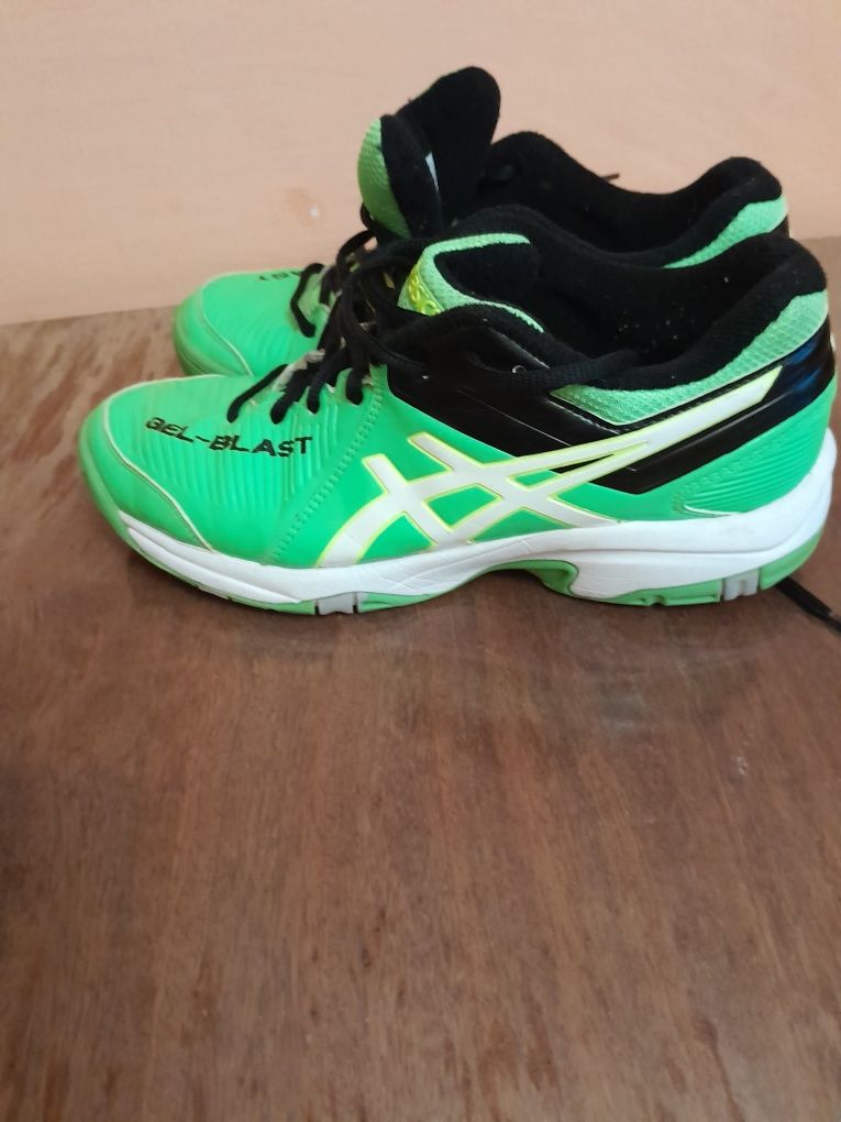 Продам кроси Asics