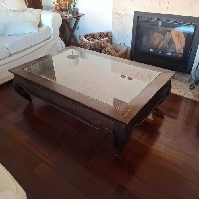 Mesa de centro em madeira com tampo de vidro em muito bom estado
