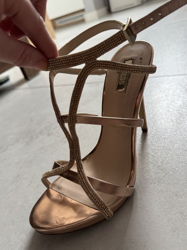 Piekne sandalki z krysztalkami Guess 39