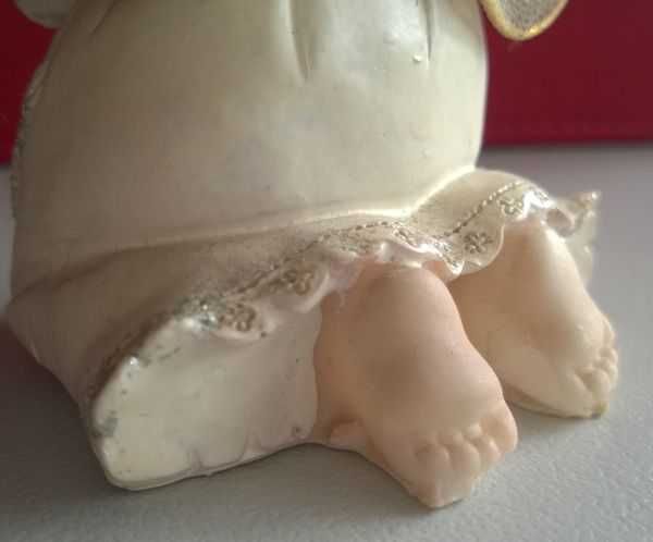 Figurki Aniołków Figurka Aniołek z różańcem modlący się klęczący 9cm