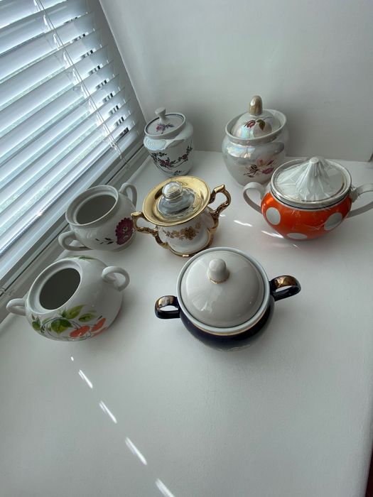 Посуда,фарфоровые тарелки,блюдо,сахарница,чашка,чайник,молочник
