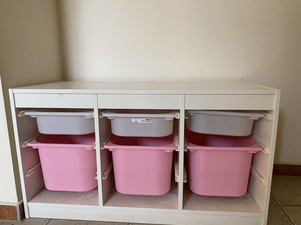 Szafka Ikea z pudelkami