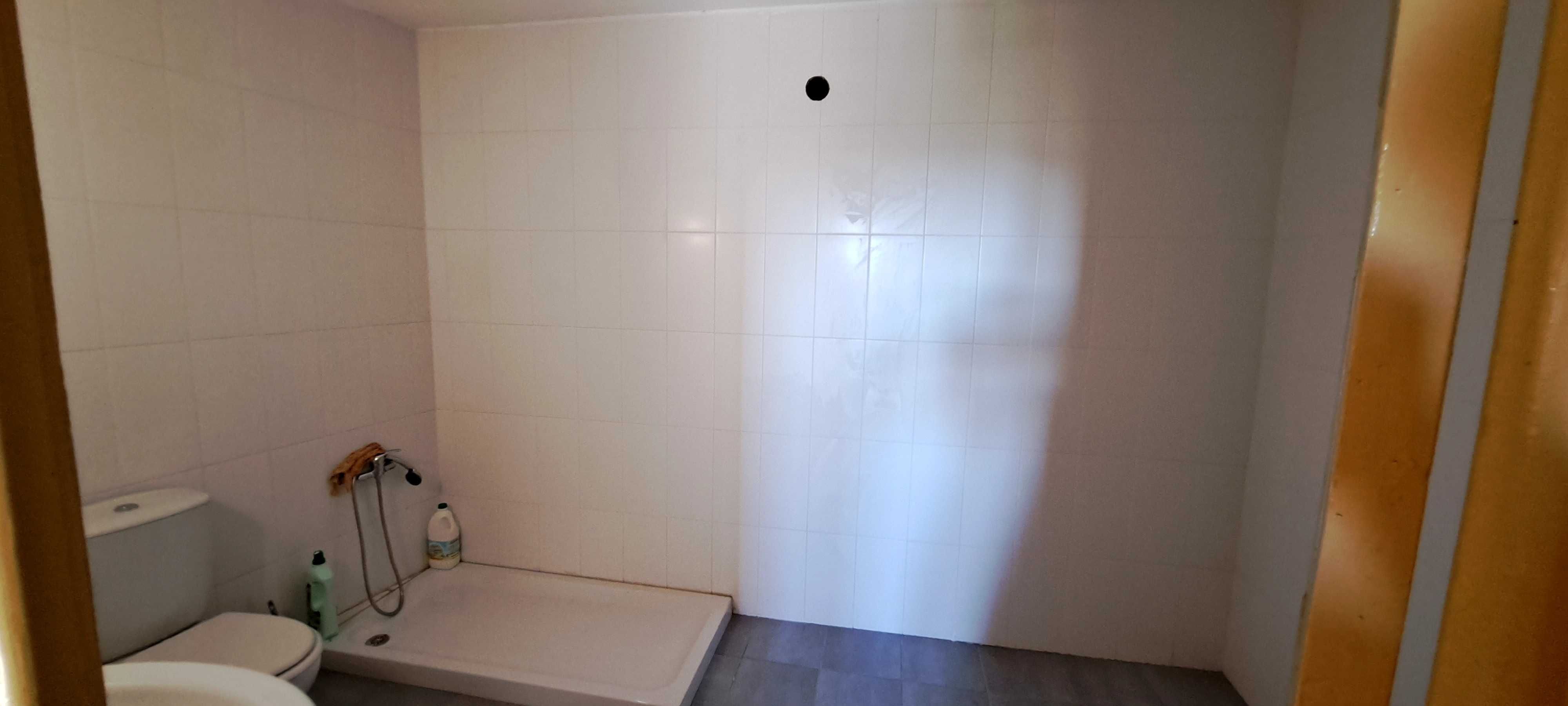 Casa em reconstrução, bem localizada na aldeia a 5 min do Sátão.