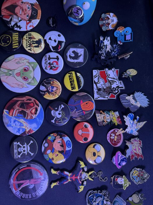 Peluche Chopper e pins de varios animes