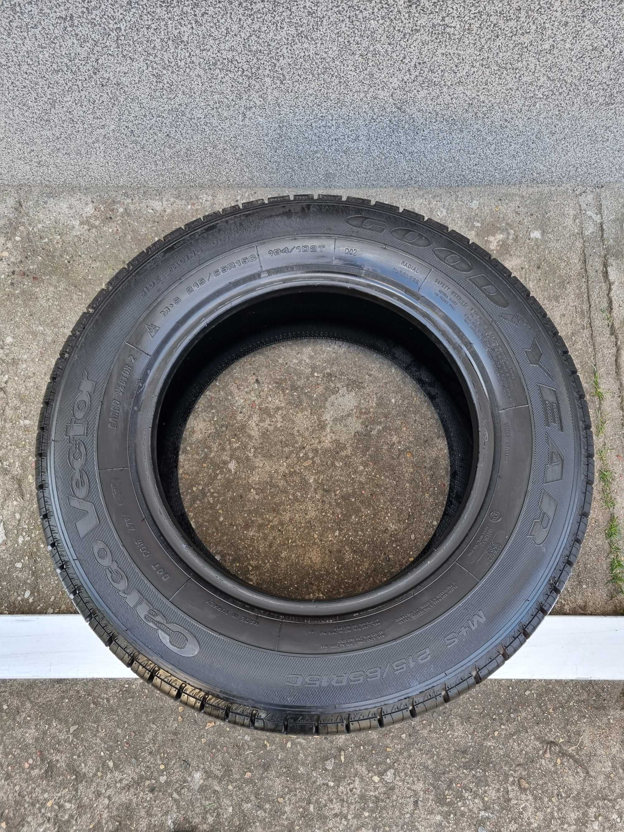 Opona całoroczna GOODYEAR Cargo Vector 2 215/65 R15C 8,99 mm P345