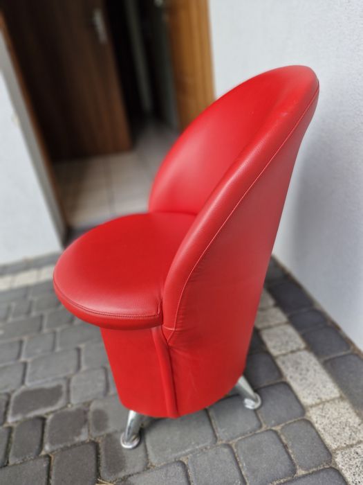 Czerwone pufy ze schowkiem