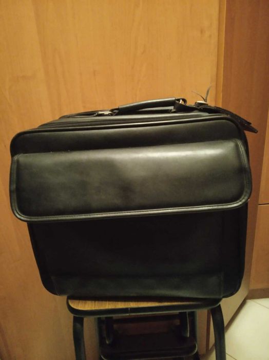 Сумка дорожня - шкіряна - містка - з ременем