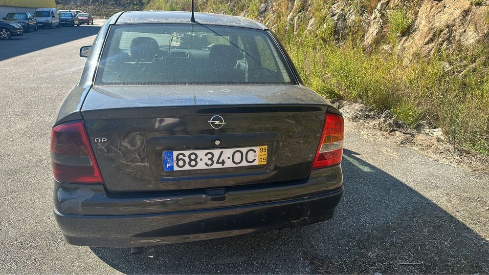 Carro motor batido