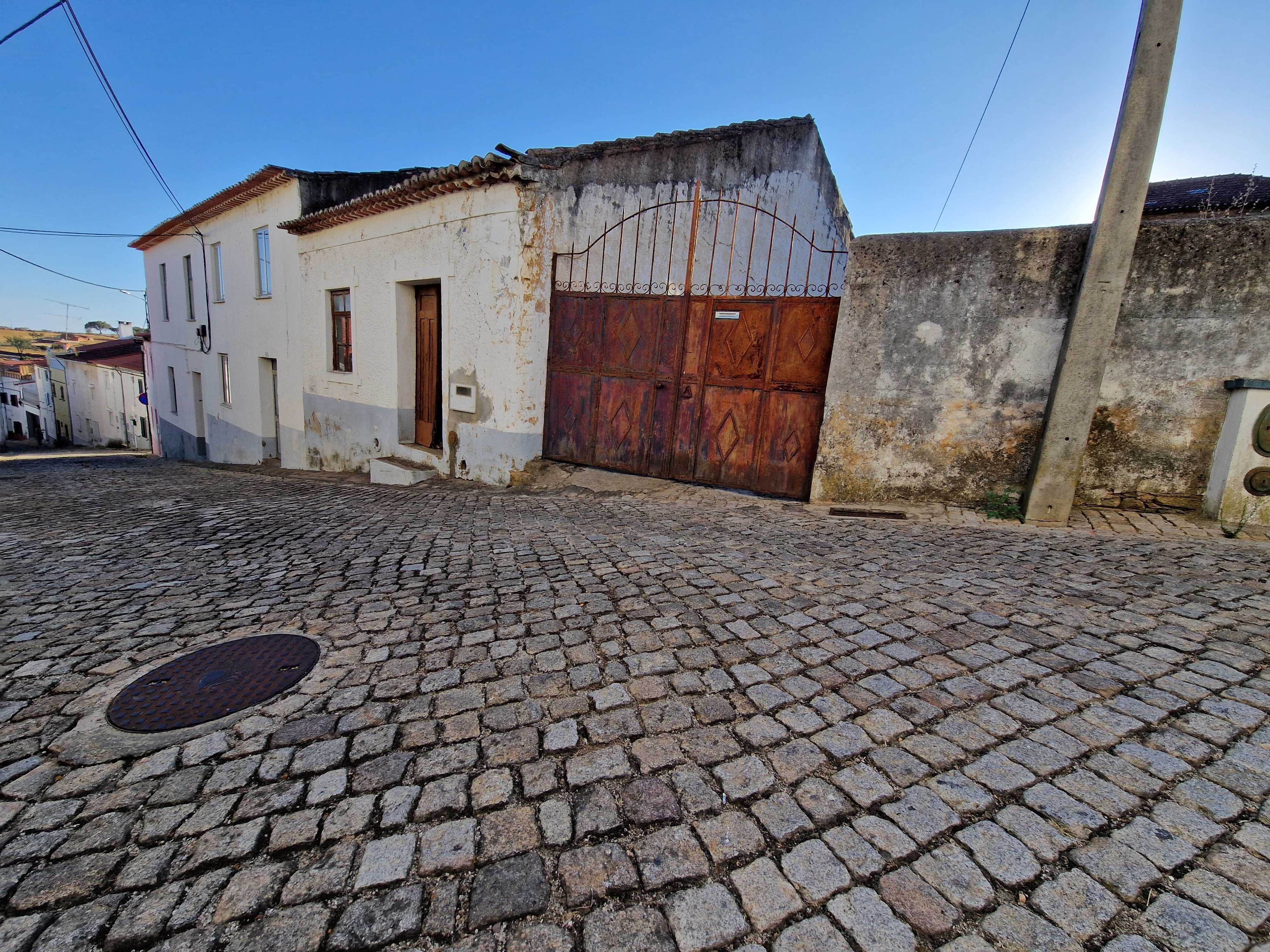 2 Armazém - Pavilhões - 3 Casas p/ reconstrução - terreno