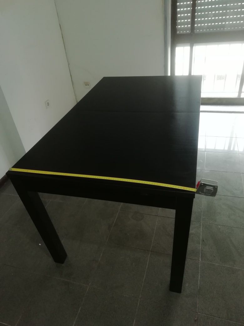 Mesa sala jantar com 4 cadeiras, mesa cor preta em madeira.