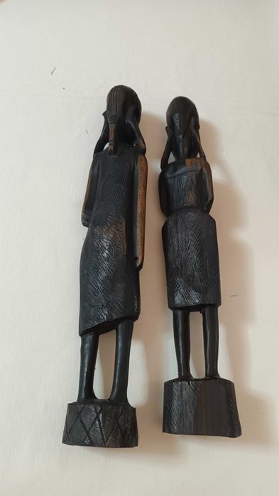 2 estatuetas em pau preto