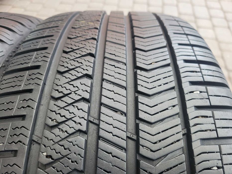 235 / 40   R 18   Vredestein   / Całoroczne