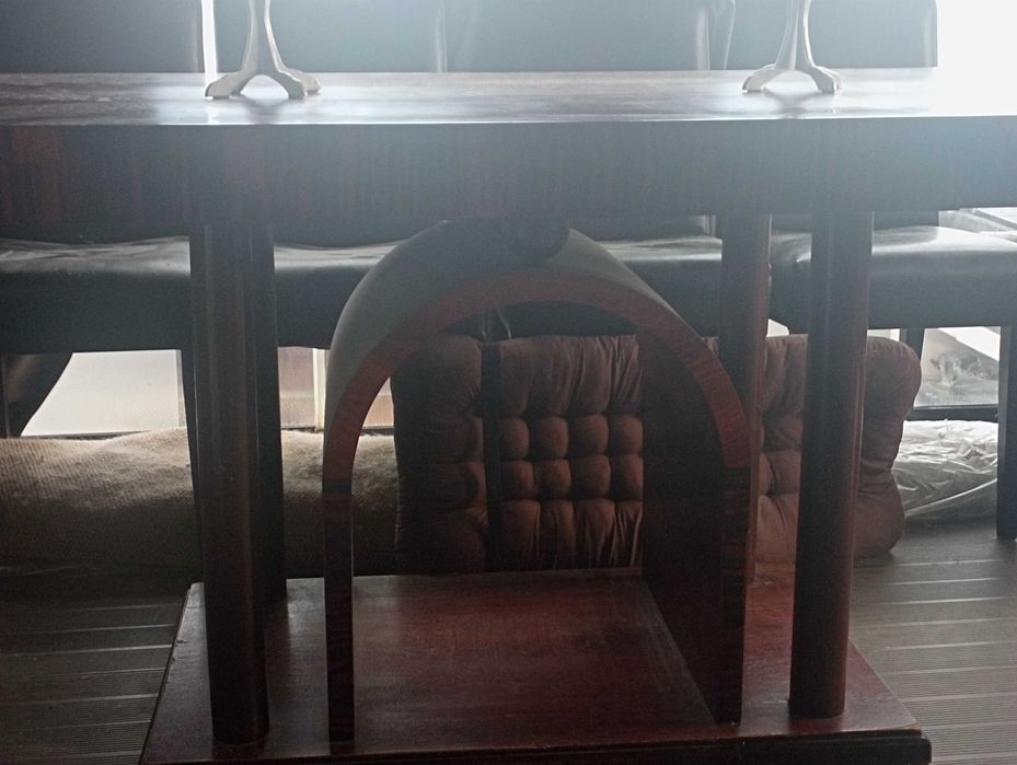 Mesa / secretária  influência art deco.. Usada, em bom estado.