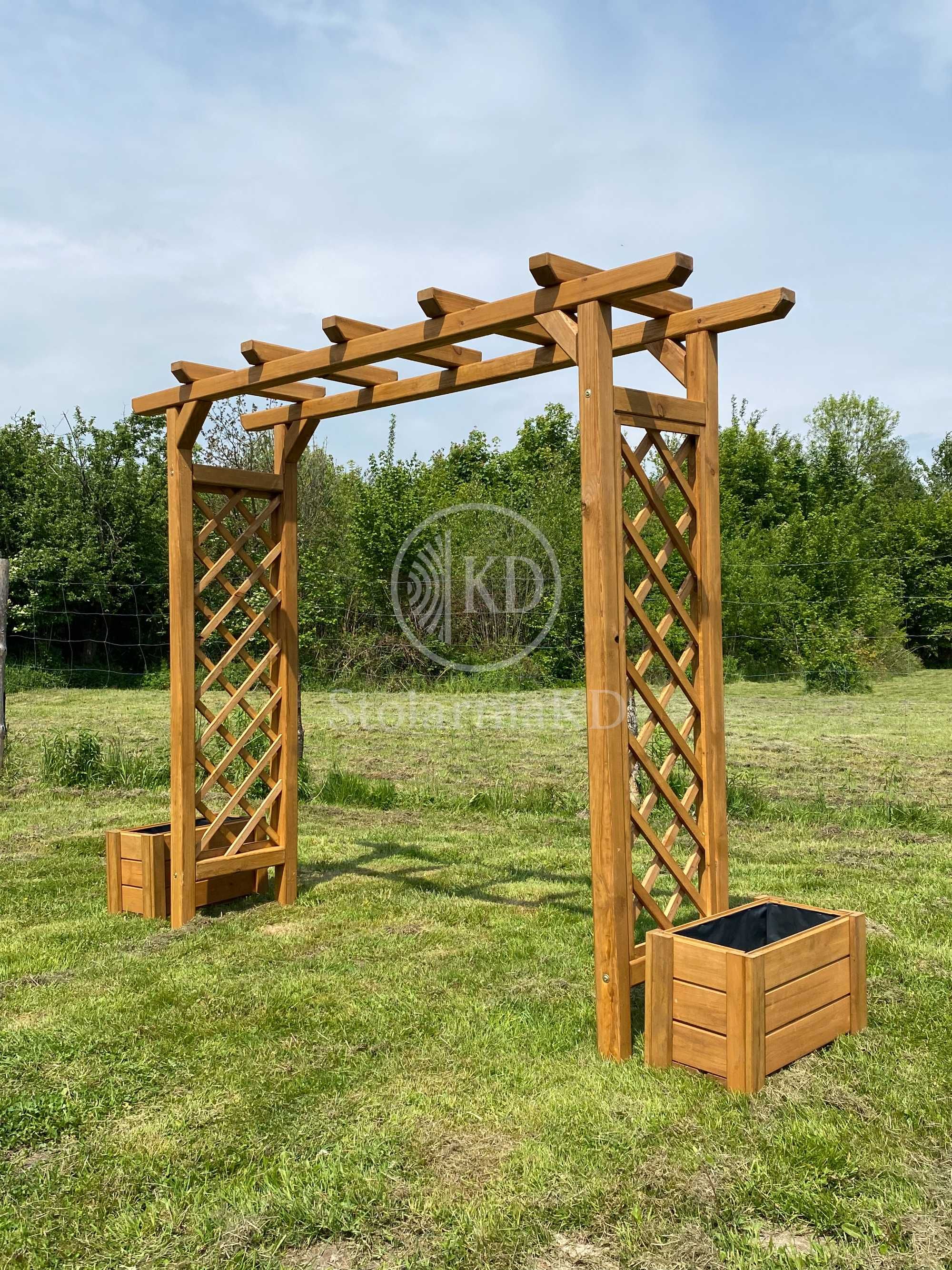 Pergola przejście z ławka kratka ogrodowa róże rośliny