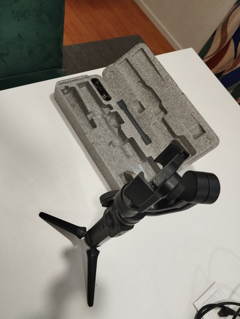 Estabilizador Zhiyun Smooth-4 - para Smartphone com controlo remoto