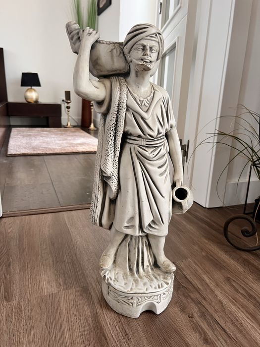 Linda estatia retro em marfinite.