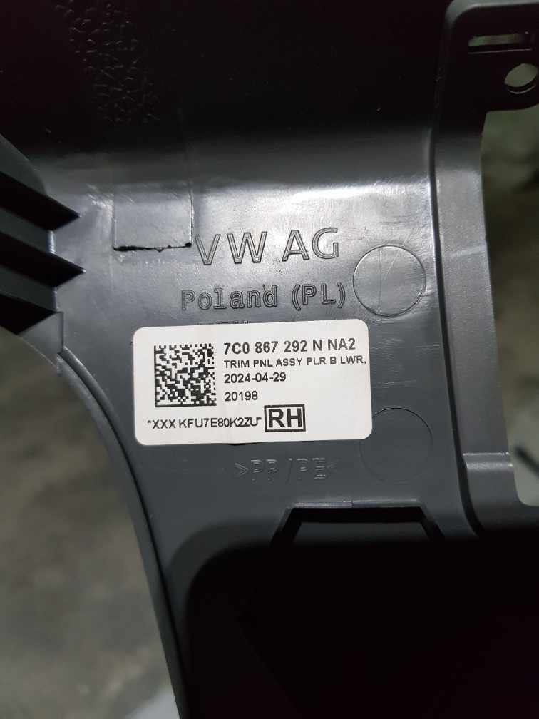 Poszycie słupka B do VW Crafrer 2024