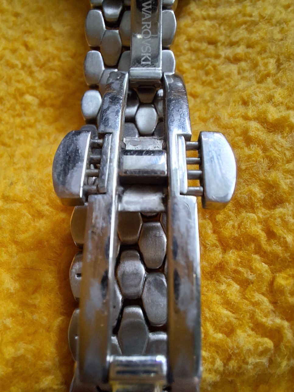 Przepiękny zegarek od Swarovski. 
Tarcza zegarka jest unikatowa-
