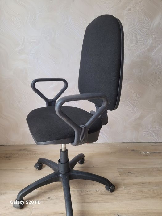 Продам офисные стулья