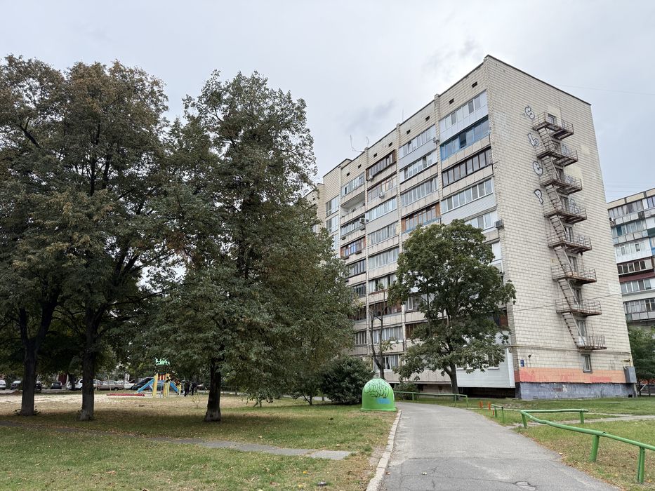 Продаж 1 кім квартири Лісний,Поповича Космонавта,18