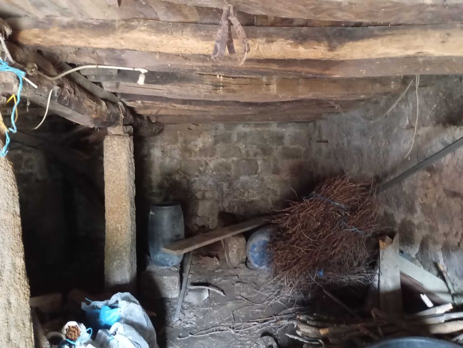 Linda moradia para recuperar a gosto, em pedra, com terreno.