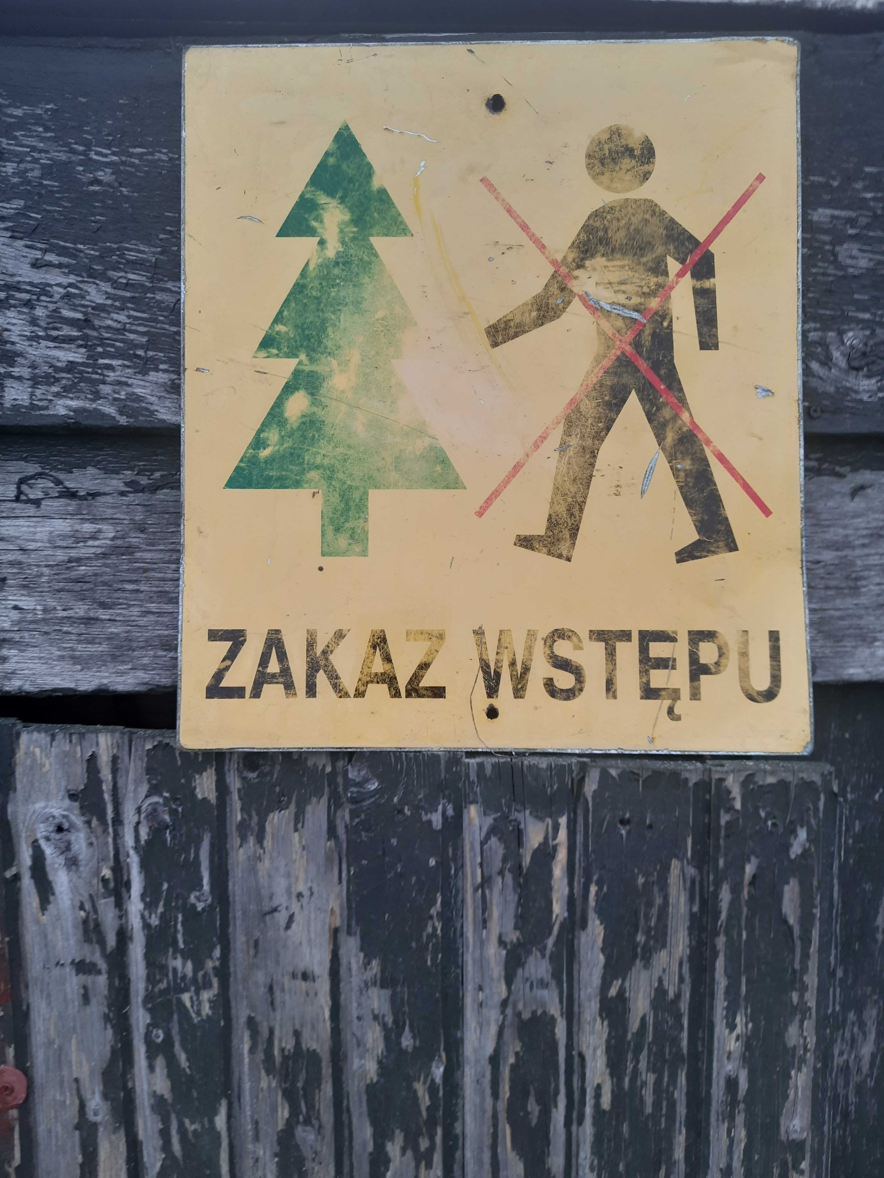Tablica informacyjna: ZAKAZ WSTĘPU, dotyczy wstępu do lasu.