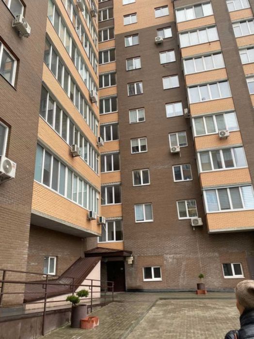 Двір закритого типу.