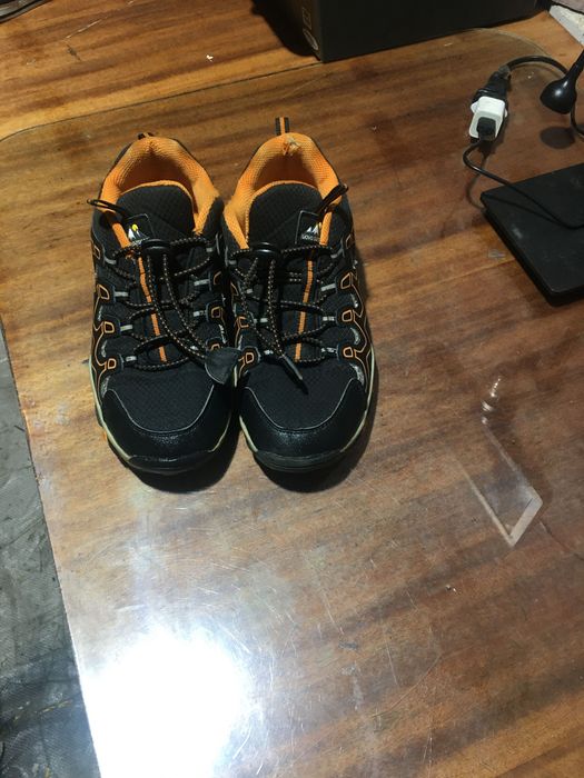 Кросівки осінні.