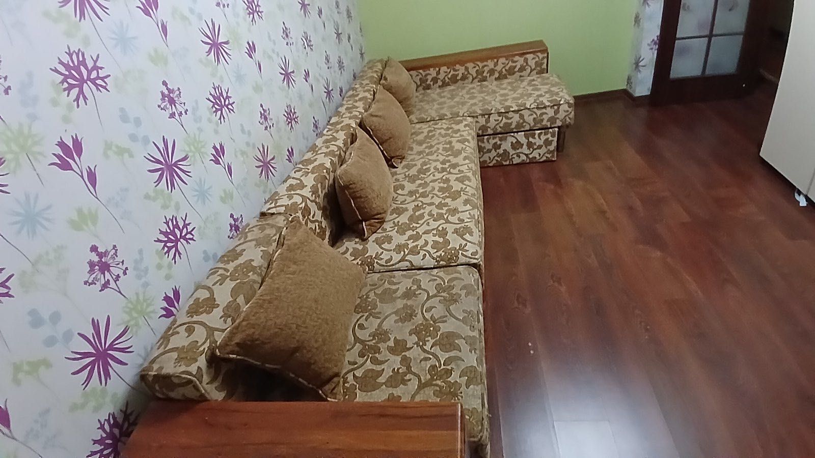 Великий диван у вітальню чи спальню