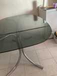 Mesa com tampo de vidro.