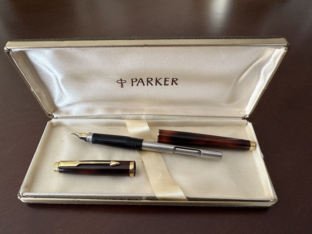 Caneta Parker 75 em Laca Chinesa Castanha com Aparo em Ouro 18 kilates