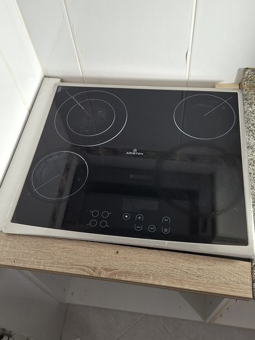 Placa Elétrica vitrocerâmica ARISTON HOTPOINT 3 zonas de aquecimento