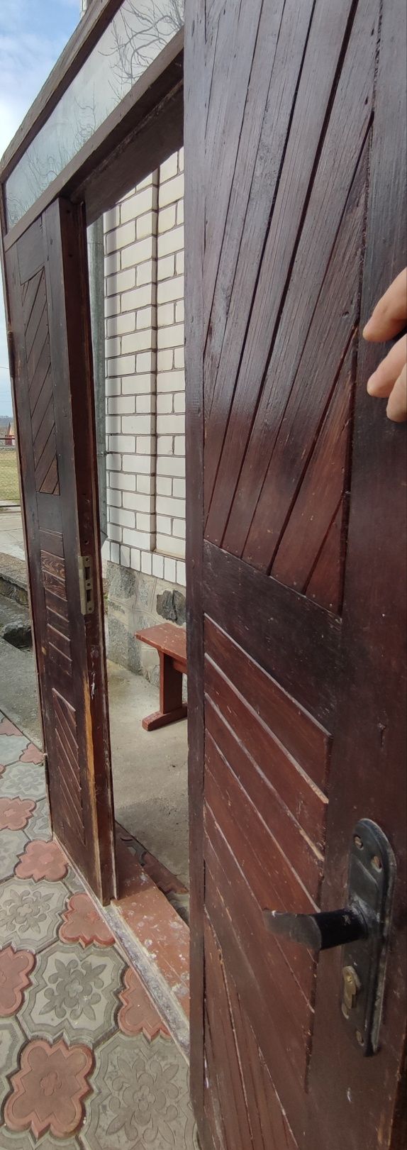 Дерев'яні двері з рамою