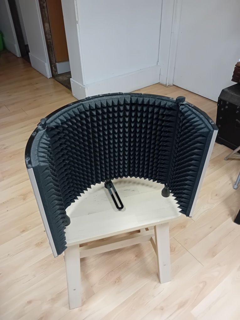 Blindagem de isolamento do microfone