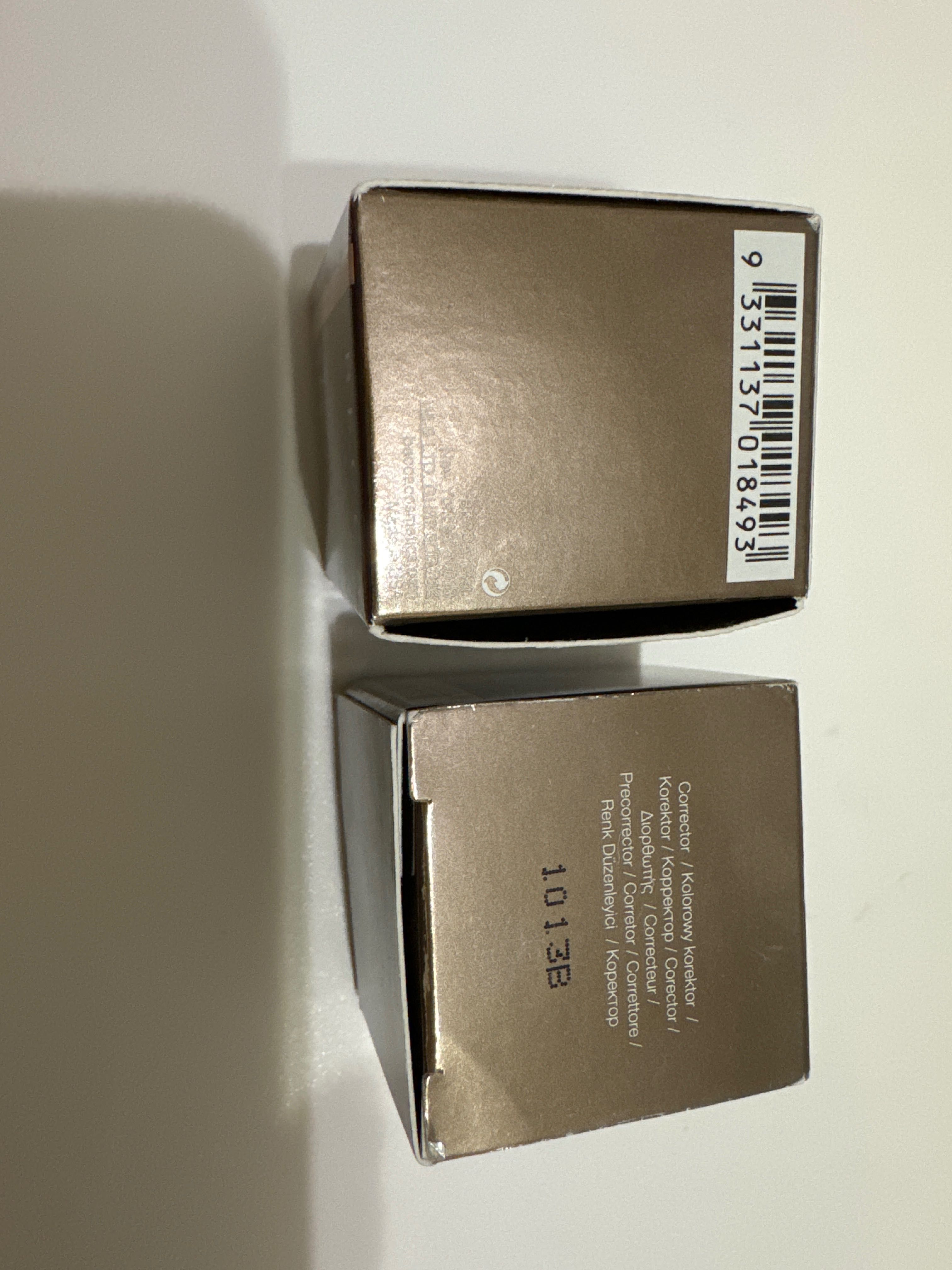 BECCA LIGHT TO MEDIUM 4.5g Under eye brightening corrector