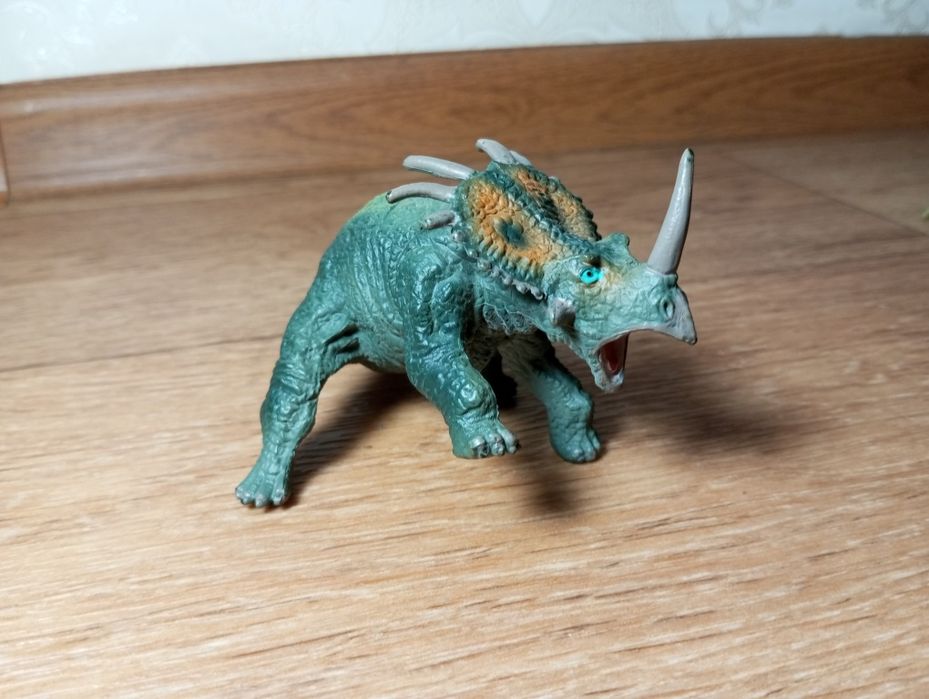 Продам 4 динозаврів.