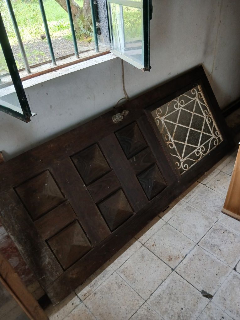 5 janelas e porta de madeira