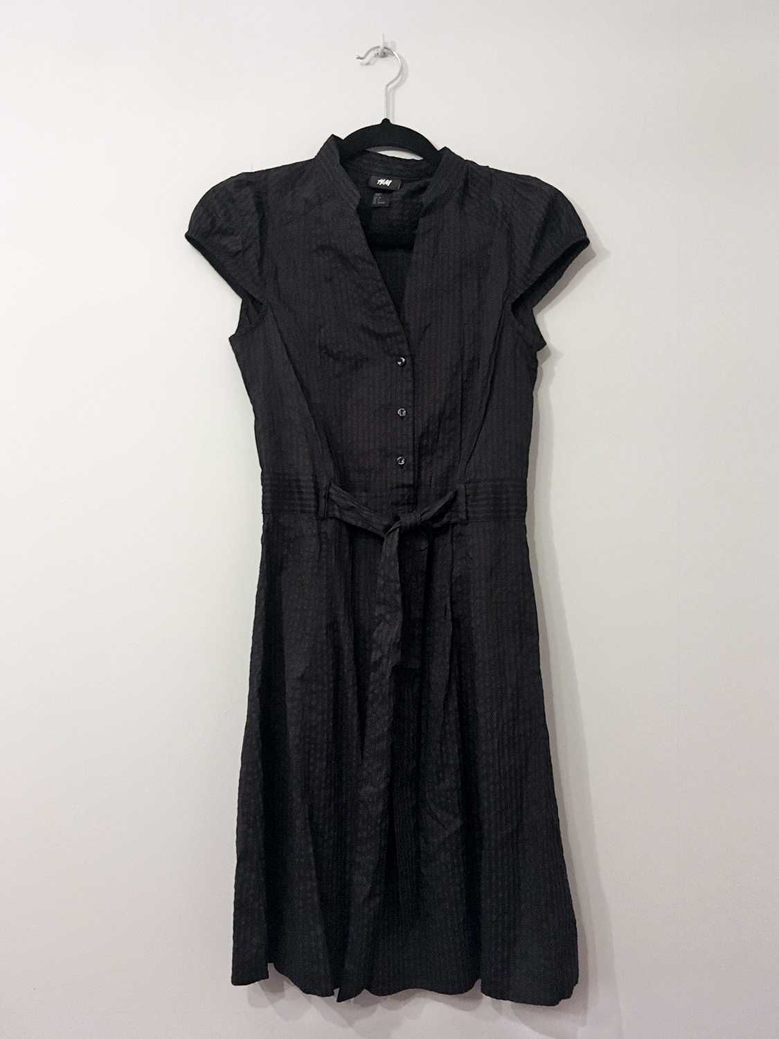 Czarna sukienka, guziczki, stójka, kokarda, H&M