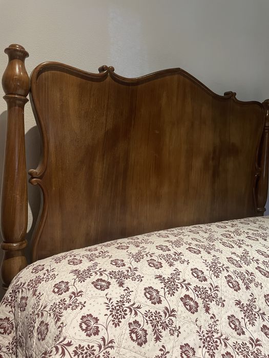 Cama e cómoda em madeira de castanheiro