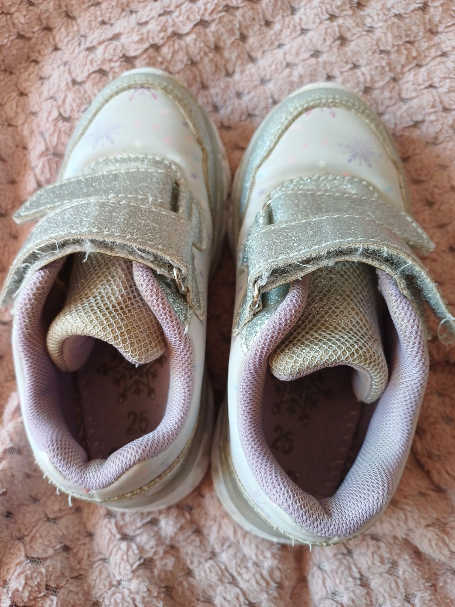 Buty ze świecącą podeszwa ccc 25