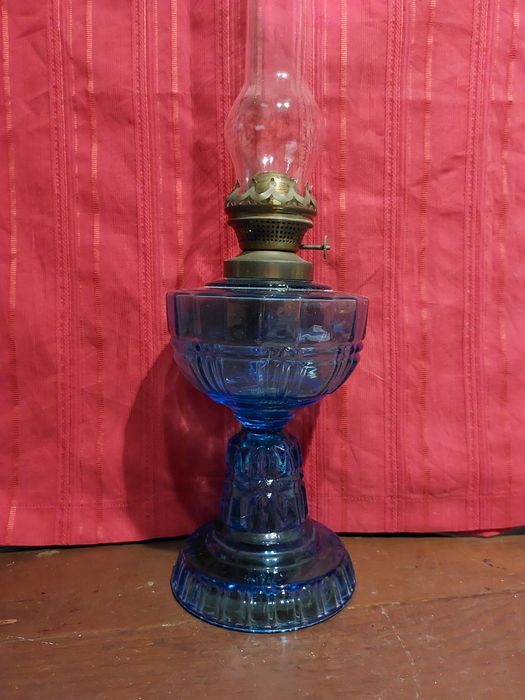 Candeeiro a petróleo em vidro azul original 

Altura - 50cm
Diâm