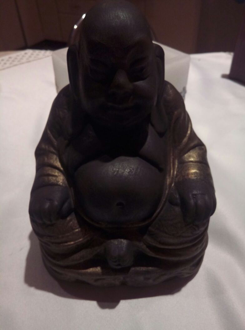 Figurka przedstawiająca siedzącego budde