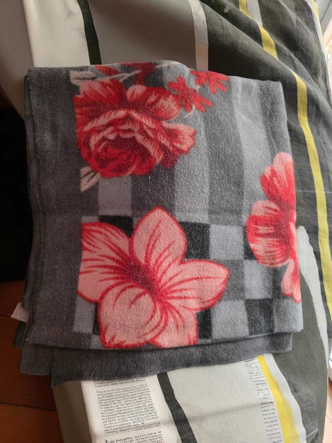 Piękna chusta w kwiaty