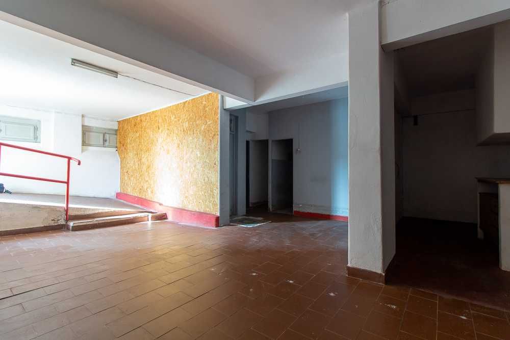 Excelente Armazém, bem situado, junto Estação da Damaia, disponível.