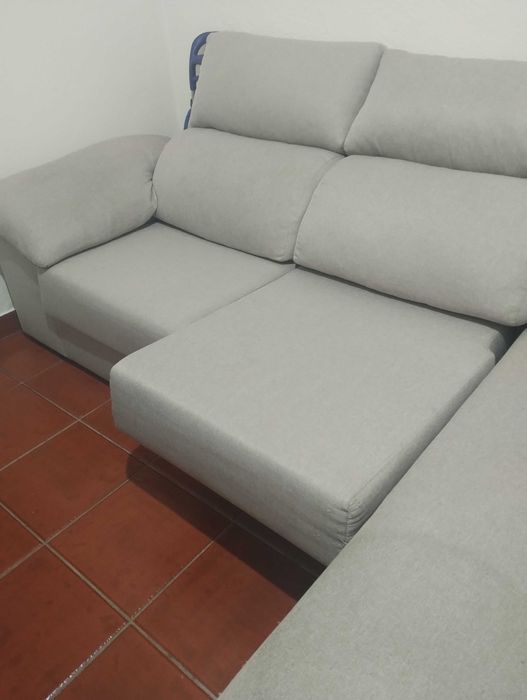 Sofá chaise longa.