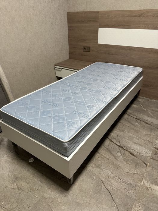 Кровать односпальная с матрасом