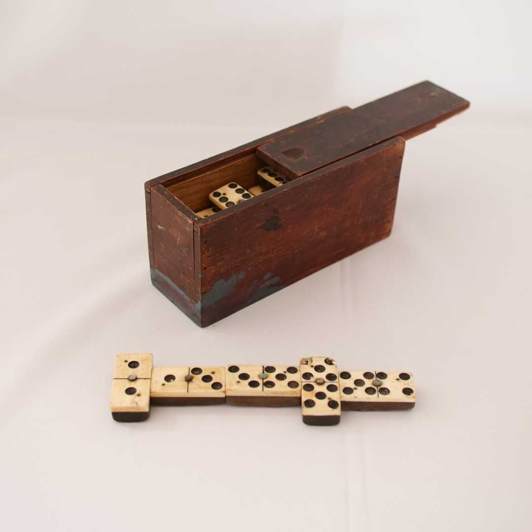 Conjunto completo de dominó antigo em osso e madeira