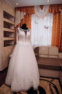Весільна сукня білого кольору
