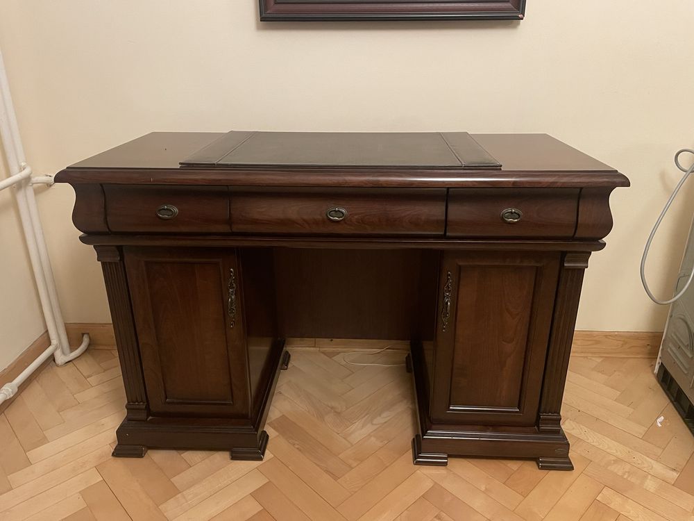 Eleganckie biurko w stylu kolonialnym
