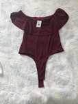 Body Guess L bordowe stringi